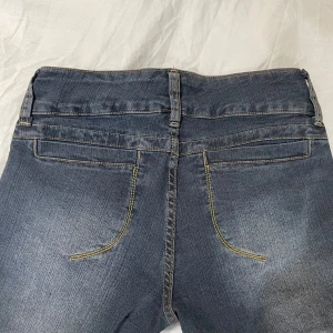 Lågmidjade jeans - Så snygga enkla lågmidjade jeans! Dom är köpta utomlands och är oanvända. Jag är 165cm, jeansen passar en storlek XS (har därför inga bilder med dom på) Midjemåttet rakt över är 34cm (+ strech!!!), innerbenslängden är 80cm, midjehöjden framifrån är 18cm <3