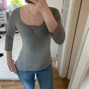 Grå trekvartsärmad tröja - Jätte fin tröja med tre kvarts ärmar och en tajt passform 🩶 i mycket fint skick 