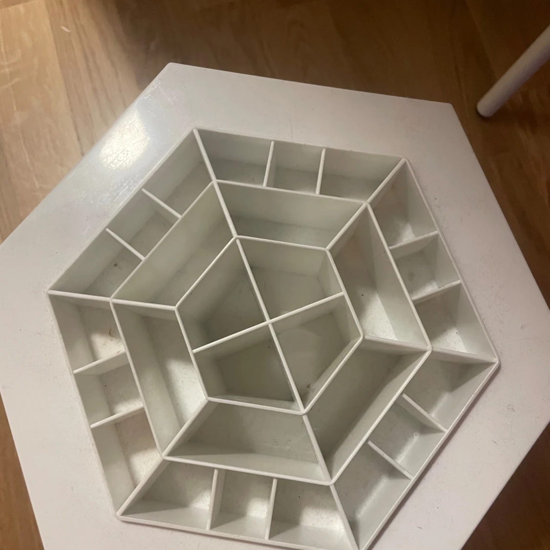 Vit hexagonal förvaringshylla