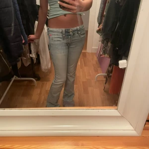 Ljusblå jeans med bootcut - Snygga ljusblå jeans med bootcut och låg midja. Perfekta för en avslappnad stil. Klassisk design med fina detaljer! Inga fickor där back! Aldrig använda! 🥰