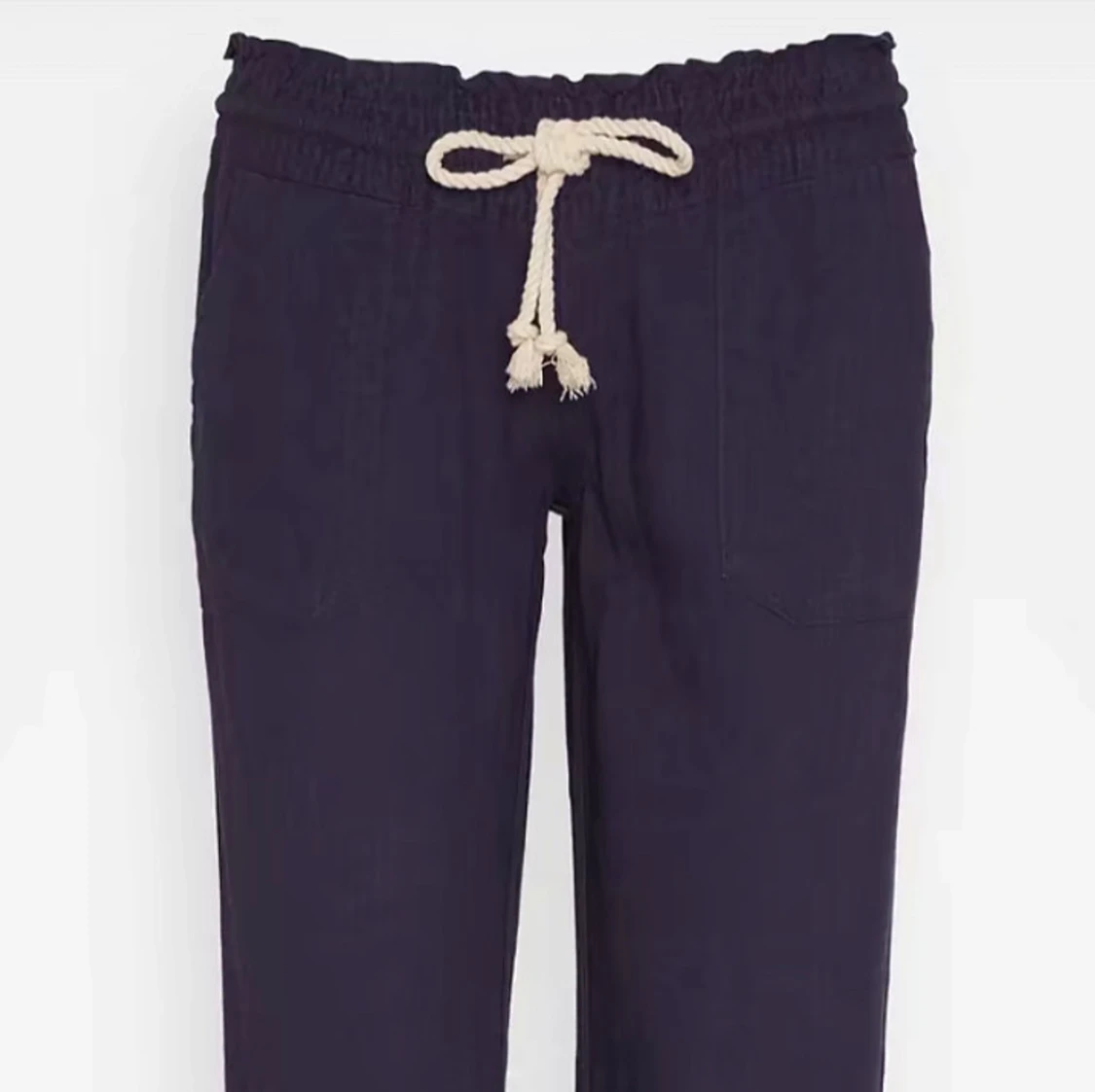 Mörkblå byxor med snörning
