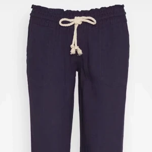 Mörkblå byxor med snörning - Snygga mörkblå byxor med elastisk midja och vit snörning. Perfekta för en avslappnad stil. Byxorna har en rak passform och är tillverkade i ett bekvämt material.