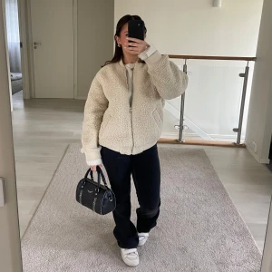 Cremevit teddyjacka - Helt slutsåld teddyjacka från Lindex. Modellen är som en bomberjacka. Perfekt till nu våren🌸. Nypris 599. Endast använd ett fåtal gånger💞