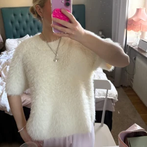Tröja - En så fin tröja ifrån wera som är perfekt nu till våren eller sommarkvällar! Den är köpt förra sommaren för 500kr och är använd ca 2 gånger🩷