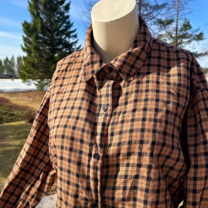 Croppad skjorta - Croppad skjorta från H&M, bara använd 2 gånger då jag är obekväm med korta tröjor.