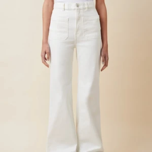 Vita Janerica jeans - Vita st’monica Janerica jeans i storlek 25/32. Materialet är stretchigt och passar mig som vanligtvis bär 28 i midja, s/m i jeans. Jag är 172cm, har sprättat upp nedtill för att de ska vara längre, därav priset. Har inga defekter eller fläckar på sig!!🌸 nypris, 1900kr