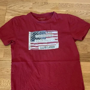 Ralph Lauren t-shirt - Tjena! Säljer denna feta tröja från Ralph lauren, säljer den för att den inte kommer till användning. Super bra kvalité och inga defekter. Hör av dig vid minsta fråga, pris kan diskuteras vid snabb affär!😃