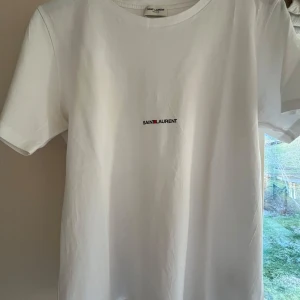 Saint laurent tisha - Snygg tshirt från saint laurent, hör av er vid intresse!