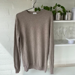 Beige kashmirtröja från John Henric - Säljer en riktigt fet beige kashmirtröja från John Henric! Är i storlek M, men passar även L. ✅Pris är diskuterbart🤑Skriv vid frågor eller funderingar!🍾🥂
