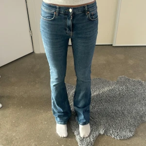 Blå jeans med bootcut - Snygga blå jeans med bootcut.
