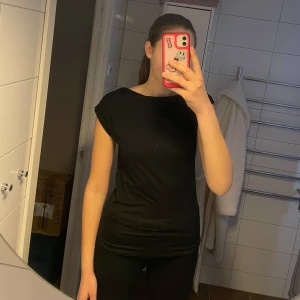 Svart boatneck topp! - Säljer en stilren svart topp från 157. Den har en enkel design med korta ärmar och en rund halsringning. Den är aldrig använt och har prislappen kvar. 