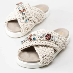 Inuikii tofflor  - Säljer mina super söta inuikii tofflor! Välanvädna men bra skick! Kan skicka bilder privat om du vill köpa! Storlek 39 men jag brukar oftast bära 38 så passar därikring. Modell enligt bild. Läs min bio 