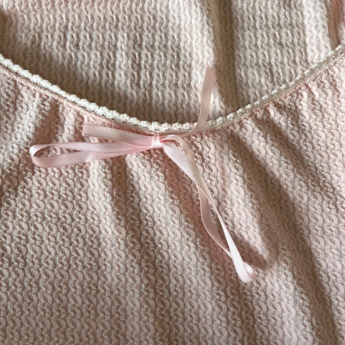 Rosa kortärmad topp med  rosett - 1