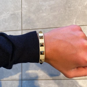 Valentino armband - Vitt valentino armband med guld nitar | skick: 9,5/10 | endast armbandet tillkommer | skriv vid minsta fråga eller fundering✍️