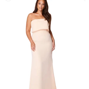 Balklänning  - Elegant axelbandslös klänning i en rosa/ peach färg från jarlo. Klänningen har en lång och smickrande siluett med en stilren design. Perfekt som balklänning. Säljer pågrund av att storleken inte passade mig. Klänningen är endast provad 🌸✨ordinarie pris 2050kr