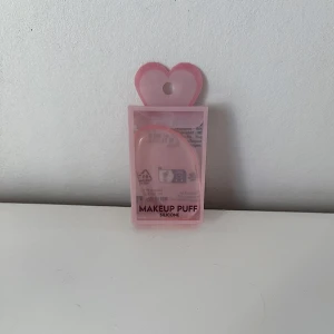 Rosa silikon smink puff 🩷 - En helt ny rosa silikon smink puff. FÖRST TILL KVARN!🩷(BUNDLERABATT VID KÖP AV FLER ARTIKLAR, KIKA MIN PROFIL!)