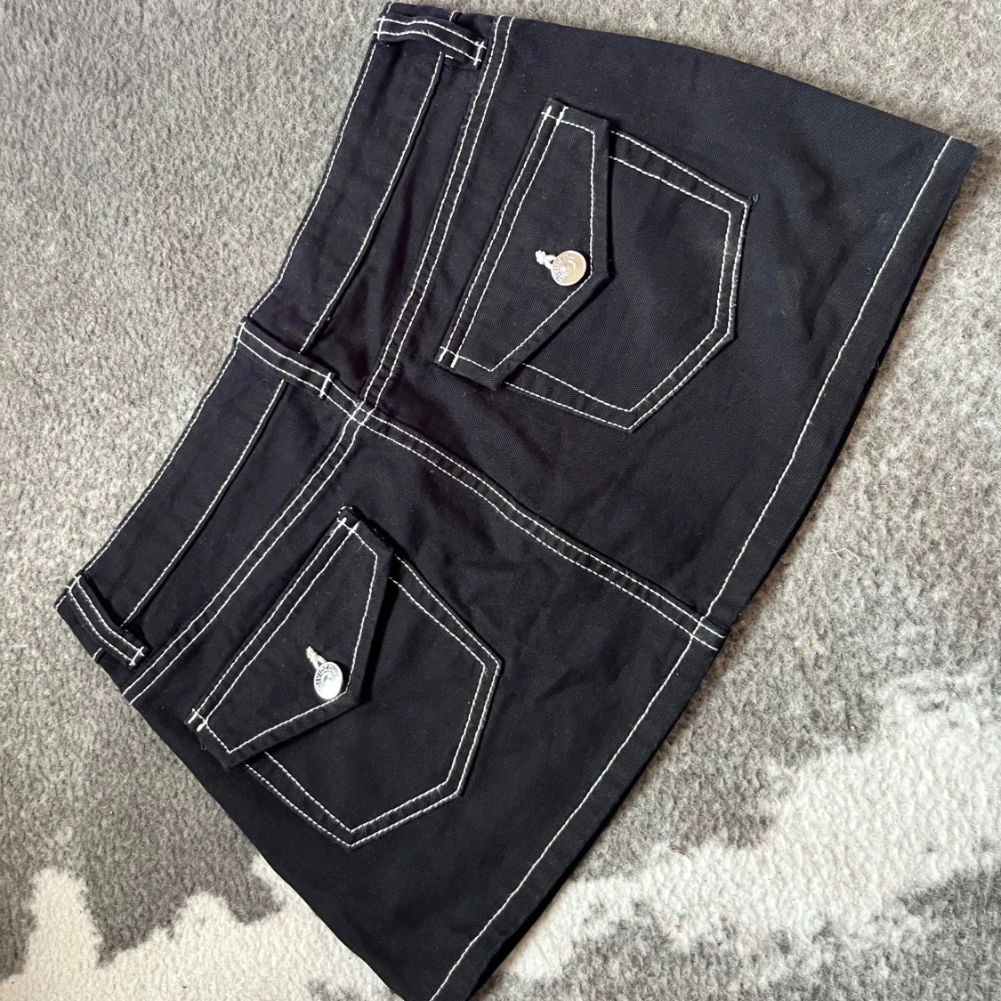 Svart kortkjol med kontrastsömmar - 1