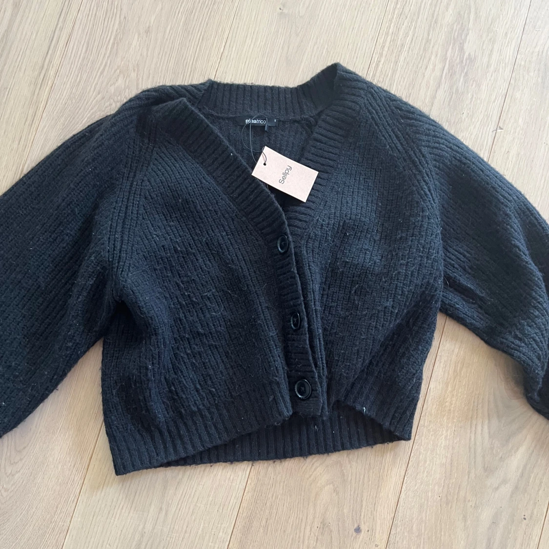 Svart stickad kofta från Gina tricot - 1