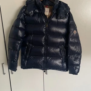 Moncler Mayan - Fett Moncler jacka. Säljer den för att den inte passar längre. Den är i fint skick. Köpt begnad så är inte säker på äkthet.