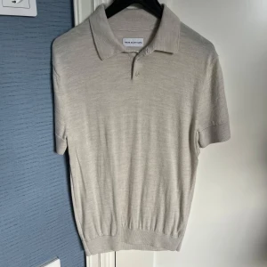 Merinoull pike från these glory days  - Merinoull piké från these glory days, kommer inte till användning och har kvar att ge och perfekt till våren och sommaren. 100% merinoull kom pm för mer frågor🤠🤠