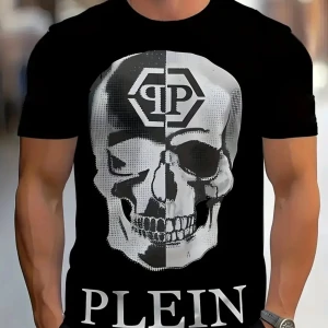 Philipp Plein T-shirt HELT NY  - Snygg svart t-shirt från Plein med ett stort tryck av en dödskalle i vitt och grått. T-shirten har korta ärmar och en normal passform. Perfekt för en cool och avslappnad stil.