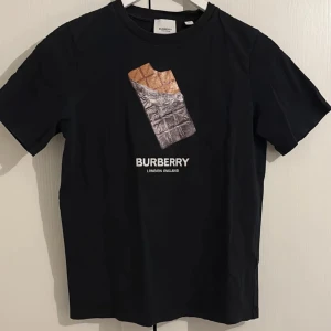 BURBERRY T SHIRT - Tja säljer nu denna snygga t shirt från Burberry. Köpt på Nk kids inne i Stockholm✅har även lapparna kvar!