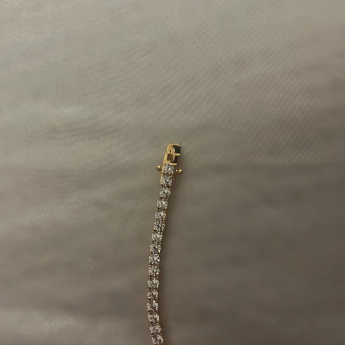 Guldarmband med glittriga stenar - 2