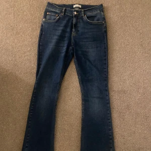 Mörkblå bootcut jeans från gina tricot  - Säljer ett par snygga mörkblå bootcut jeans från gina tricot. De är i jätte gott skick, kan gå ner i pris vid snabba affärer. Dom är i storlek 40 och vid frågor skriv privat 💞 
