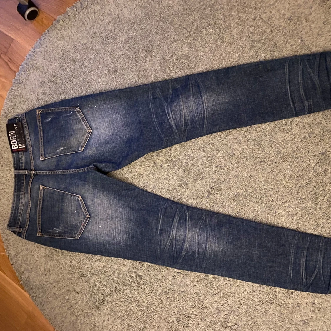 Blå jeans med slitningar från B.P.R.D - 1