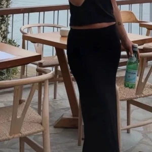 Svart långkjol från Nelly - Lång svart kjol med slits från Nelly i storlek xs, väldigt fin till sommaren och är i bra skick💕