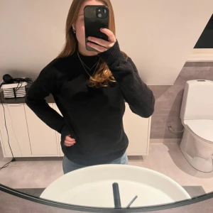 Other stories stickad tröja❣️ - Säljer nu en stickad tröja fårn other stories❣️ den är inte i jättebra skick därav lågt pris🥰🥰 säljer då den inte kommer till andvänding 