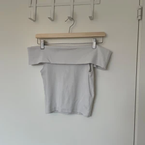 Vit offshoulder topp från Gina Tricot - Säljer en stilren vit offshoulder topp från Gina Tricot. I storlek s och fint skick! 🤍