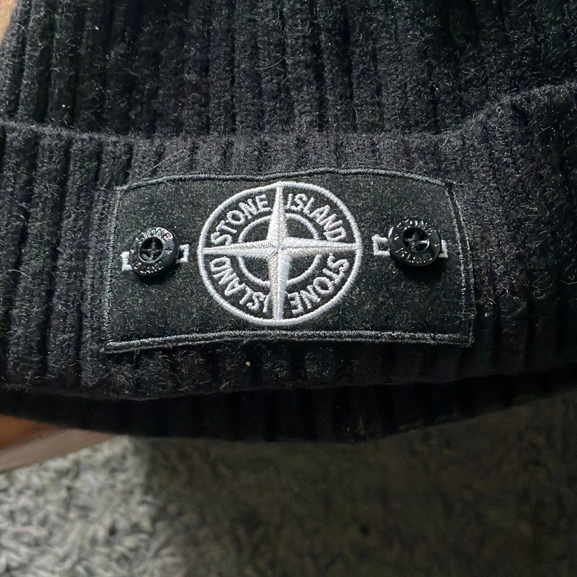 Svart ribbad mössa från Stone Island - 2