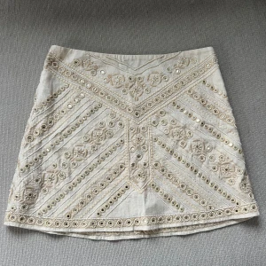 Kjol - Fin kjol från Zara som jag aldrig använt. Kjolen är en storlek XS, men är stor i storleken. Så en S skulle passa bra i kjolen😊 Originalpris: 699kr 