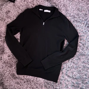 Half zip - Säljer min half zip från selected homme. Fint skick. Storlek S. Bara att höra av sig vid frågor eller funderingar.