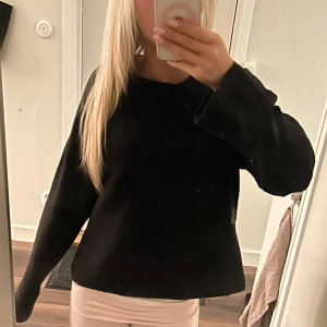 Stickad tröja - Dvart stickad tröja från other stories i strlk XS, kan byta mot en S också. ❣️  