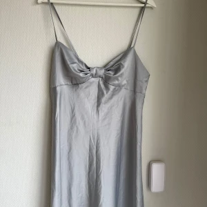 Silverfärgad  klänning - Söt klänning men justerbara axelband 🩷