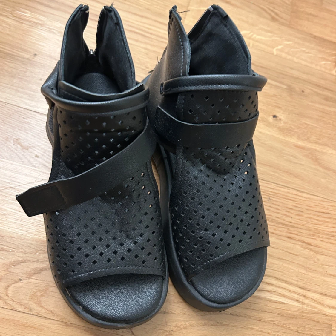 Svarta perforerade sandaler - 3