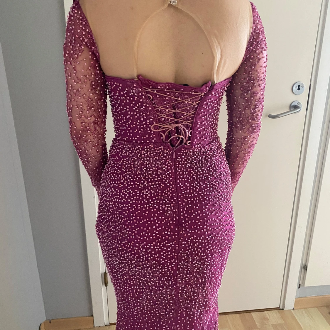 Vinröd glittrig långklänning - 3