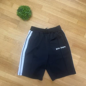 Svarta shorts från Palm Angels  - Sköna palm angels shorts perfekt till sommaren. Shortsen ligger till knäna för mig. Size L. Pris kan diskuteras.
