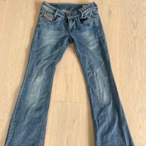 Blå jeans från Diesel - Jätte snygga vintage diesel jeans, lågmidjade bootcut. INTRESSEKOLL på dem är osäker på om jag vill sälja. Men dem är tyvär för små för mig där av inga bilder på. Skriv för fler bilder eller frågor❤️