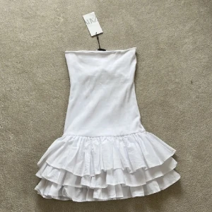 Vit snygg Zara klänning  - Super fin klänning! Passar nu till sommaren, ifrpn Zara och är slutsåld!! Aldrig använd 