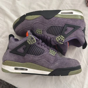 Lila och gröna Nike Air Jordans - Snygga Nike Air Jordans i en unik kombination av lila mocka och gröna detaljer. Skorna har en klassisk snörning och en bekväm passform. Den orangea insidan ger en cool kontrast. Perfekta för dig som vill sticka ut! (Orginal box ingår!)