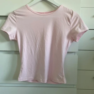 Ljusrosa t-shirt från Shein - Säljer en ljusrosa t-shirt från Shein, i storlek S och knappt använd💕