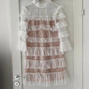 Vit klänning från By Malina - Säljer denna fina spets klänning från By Malina. Endas använd en gång så den är i mycket bra skick. Storlek M. 