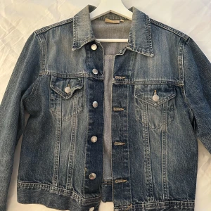 jeansjacka  - En jätte snygg jeansjacka som tyvärr inte kommer till användning, finns inga tecken heller på användning😊
