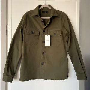 Overshirt GABBA - Snygg ”LS Topper” overshirt från GABBA som är i nyskick med prislapp som sitter kvar. Både perfekt för att lagra med andra plagg under eller att bara ha en t-shirt. Kvitto finns kvar och ingår. Hör gärna av er vid ytterligare frågor! 
