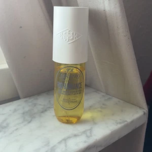 Sol de Janeiro Rio Radiance Mist - Säljer min sol de janeiro ”rio radiance” då jag inte blev så förtjust i doften, den rymmer 90ml men är använd som ni kan se på bild 2. För frågor skriv privat eller om ni vill diskutera pris🫶🏻