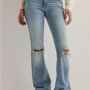 Low Waist Bootcut Flap Pocket Jeans - Säljer dessa fina low waist jeans i från Nelly i storlek 36, då dem inte kommer till användning. Använd två gånger, jeansen är o väldigt bra skick🩵