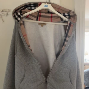 Burberry zip - Säljer denna riktigt snygga Burberry zip hoodie. 10/10 i skick. Nypris över 3000kr. Storlek L, passar M.